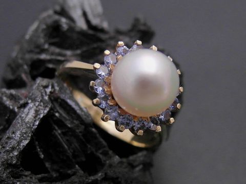 Gold Perlen Ring nostalgisch in Größe 50 mit 7,2 mm Zuchtperle und synthetischen Aqua-Steinen, hergestellt von Juwelier Harnisch, bis Größe 50/16.