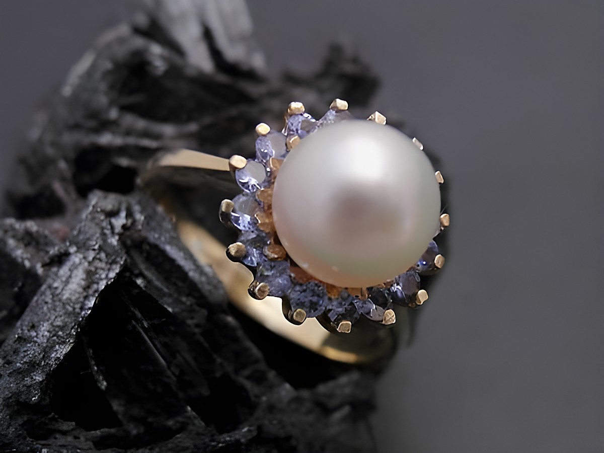 Gold Perlen Ring nostalgisch in Größe 50 mit 7,2 mm Zuchtperle und synthetischen Aqua-Steinen, hergestellt von Juwelier Harnisch, bis Größe 50/16.