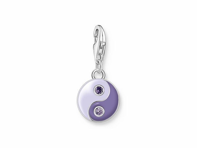 Charm-Anhänger von Thomas Sabo in Silber mit Yin Yang Motiv, gestaltet aus Emaille und verziert mit Zirkonia in lila und weiß, symbolisiert Balance und Glück.