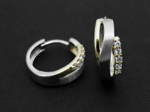 30886-0 Silber Ohrringe mit einem bezaubernden Design, verziert mit Zirkonia, Durchmesser 1,4 cm, Hersteller Juwelier Harnisch, elegante Schmuckstücke für jeden Anlass.