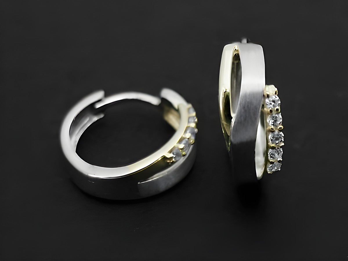 Silber Ohrringe mit einem bezaubernden Design, verziert mit Zirkonia, Durchmesser 1,4 cm, Hersteller Juwelier Harnisch, elegante Schmuckstücke für jeden Anlass.