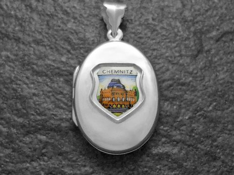 600009501-0 Silber Medaillon mit dem Wappen von Chemnitz, Deutschland, und dem Opernhaus, Hersteller: Juwelier Harnisch, Sachsen. Das Medaillon zeigt eine detailreiche Darstellung des Wappens.