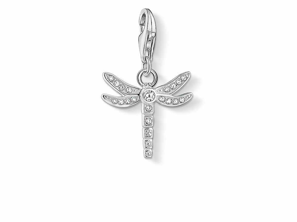Charm-Anhänger von Thomas Sabo in der Form einer Libelle aus Sterling Silber, verziert mit weißen Zirkonia. Elegantes und detailreiches Design für tierische Schmuckliebhaber.
