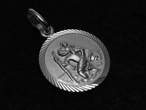 Christophorus Anhänger aus 925 Silber mit rhodinierten Oberflächen und detaillierter Darstellung des Schutzpatrons, hergestellt von Juwelier Harnisch.