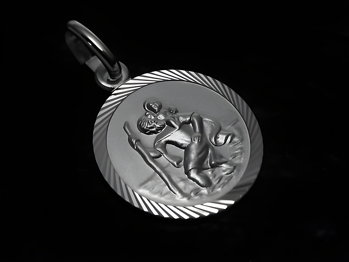Christophorus Anhänger aus 925 Silber mit rhodinierten Oberflächen und detaillierter Darstellung des Schutzpatrons, hergestellt von Juwelier Harnisch.