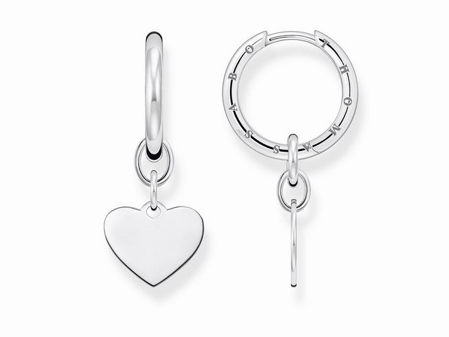 Thomas Sabo Creolen in Herzform aus Sterling Silber, mit einem zarten Herzanhänger, der elegant an einem runden Stecker hängt, ideal für modische Akzente.