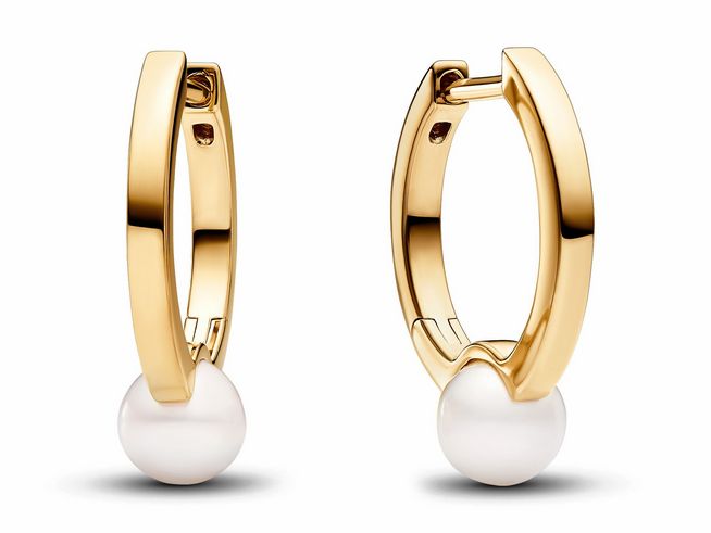 Elegante Creolen aus vergoldetem Metall mit einer zarten weißen Zuchtperle, ideal für einen stilvollen Look. Perfekt für besondere Anlässe oder den Alltag.