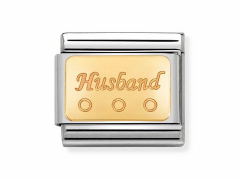 Edelstahl Plakette mit goldenem Schriftzug "Husband" und drei Punkten, hergestellt von Nomination, für das Composable Classic System, elegante Symbolik für besondere Beziehungen.