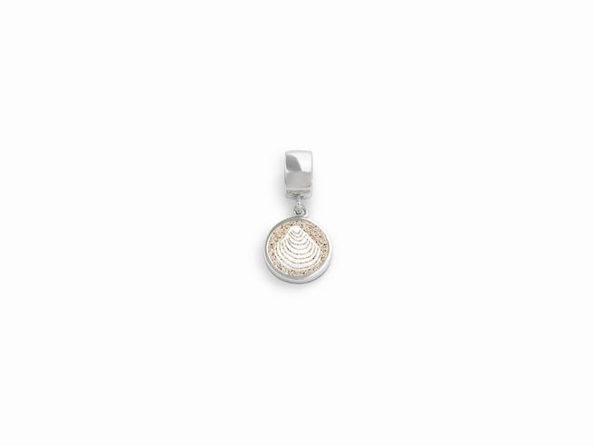 Sterling Silber Anhänger Charm Muschel mit feinem Strandsand-Design, gefertigt von DUR, ideal für eine maritime Schmuckkollektion oder als persönliches Geschenk.