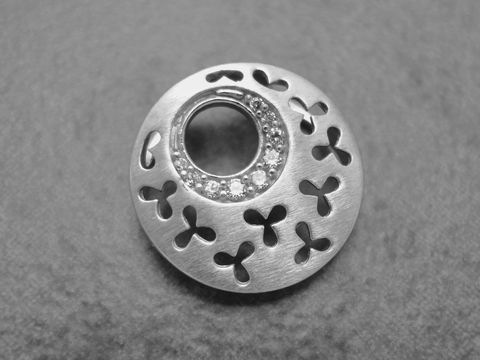 Runder Anhänger aus rhodiniertem Sterling Silber mit eleganten Zirkonia, verziert mit filigranen Ausschnitten und einem glänzenden Zentrum, Hersteller Juwelier Harnisch, Zirkonia.