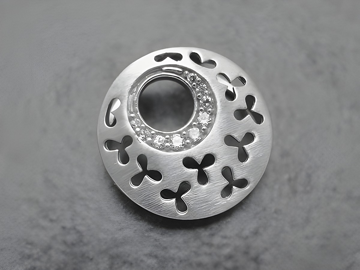 Runder Anhänger aus rhodiniertem Sterling Silber mit eleganten Zirkonia, verziert mit filigranen Ausschnitten und einem glänzenden Zentrum, Hersteller Juwelier Harnisch, Zirkonia.