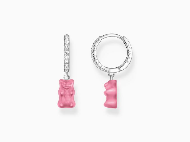 Einzel-Creole von Thomas Sabo mit einem rosa-pinken Gummibärchen-Anhänger, umgeben von Zirkonia-Steinen auf dem silbernen Ring. Verspielt und trendy im Design.