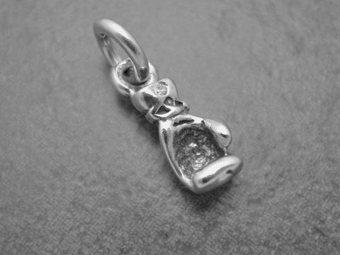 Boxhandschuh aus Silber mit Diamant, sportlich designt, Größe 19,3 mm, hergestellt von Juwelier Harnisch, ideal für Sportliebhaber und als modisches Accessoire.