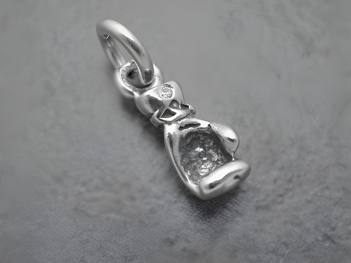 Boxhandschuh aus Silber mit Diamant, sportlich designt, Größe 19,3 mm, hergestellt von Juwelier Harnisch, ideal für Sportliebhaber und als modisches Accessoire.