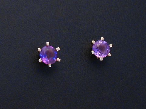 Ohrringe mit facettierten Amethysten in Goldfassung, Hersteller Juwelier Harnisch, elegantes Design, strahlendes Lichtspiel durch die Steine, ideal für besondere Anlässe.