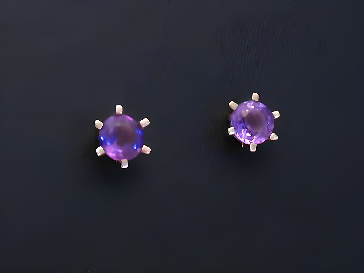 Ohrringe mit facettierten Amethysten in Goldfassung, Hersteller Juwelier Harnisch, elegantes Design, strahlendes Lichtspiel durch die Steine, ideal für besondere Anlässe.