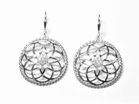 Im Bild sind beeindruckende Ohrhänger aus Sterling Silber zu sehen, geformt wie eine Blumenblüte und verziert mit Zirkonia-Steinen, hergestellt von Juwelier Harnisch.