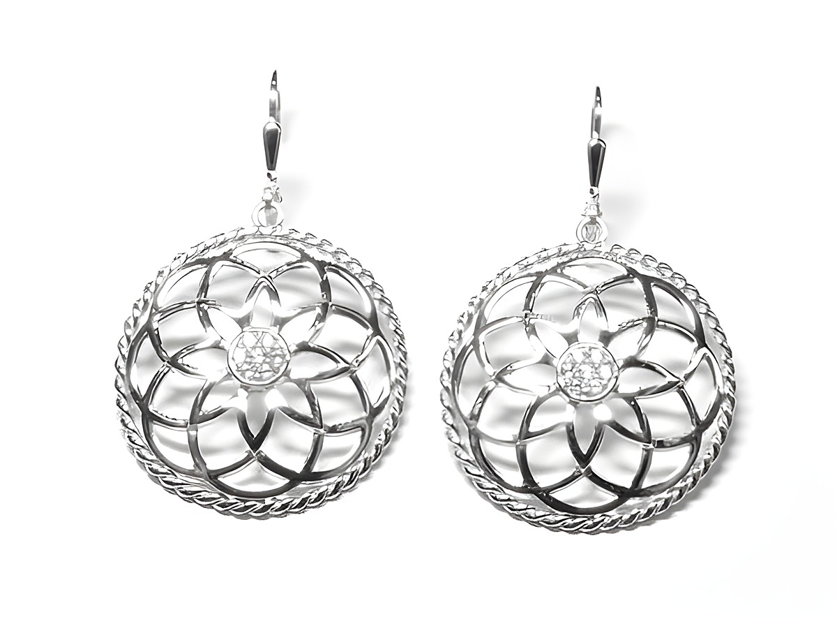 Im Bild sind beeindruckende Ohrhänger aus Sterling Silber zu sehen, geformt wie eine Blumenblüte und verziert mit Zirkonia-Steinen, hergestellt von Juwelier Harnisch.