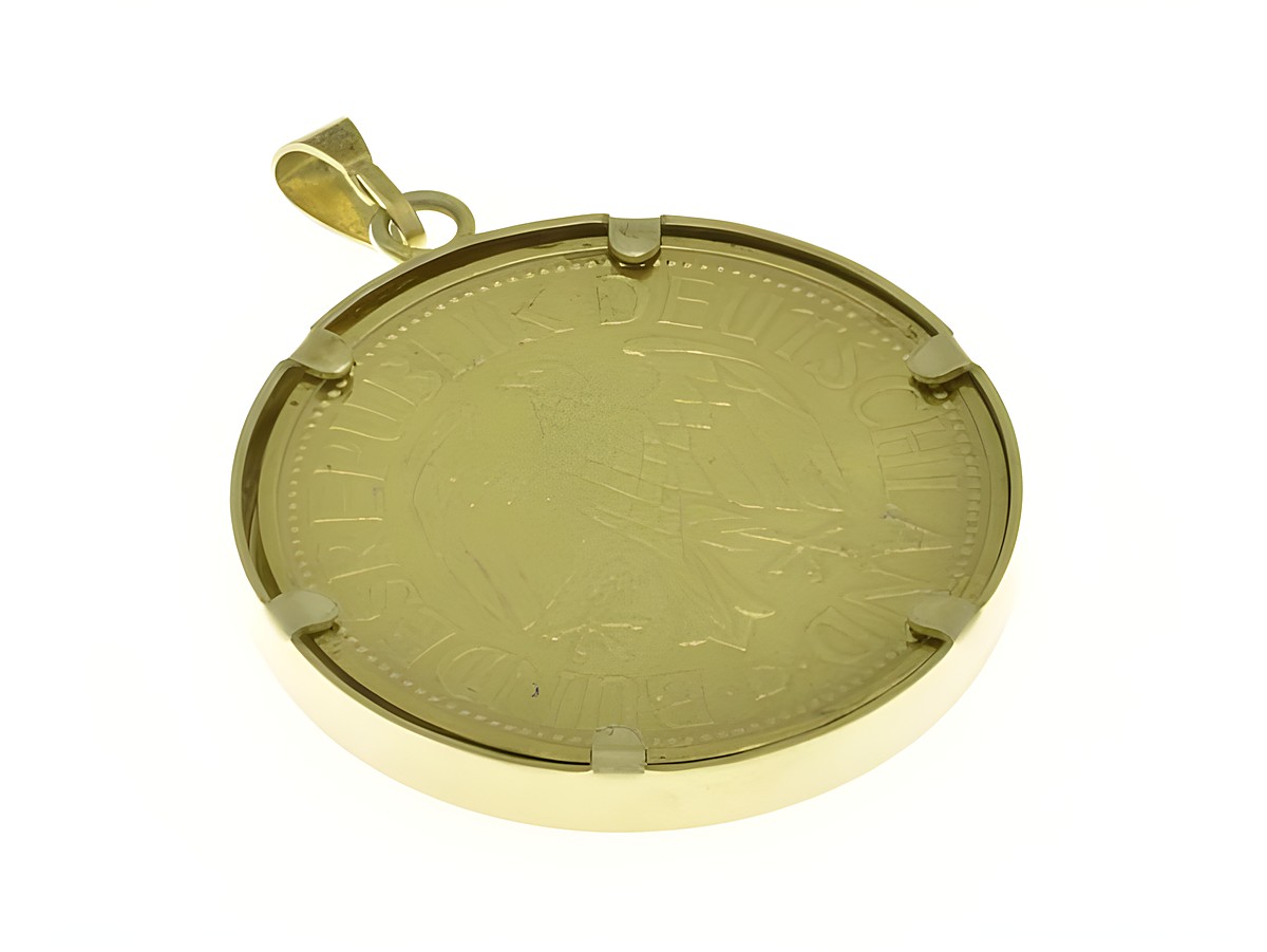 DM Münzfassung Anhänger schlicht 585 Gold, präsentiert eine goldene Münze mit dem deutschen Bundesadler und der Inschrift Bundesrepublik Deutschland, hergestellt von Juwelier Harnisch. – Ansicht 2