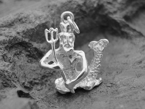 Silber Anhänger Sternzeichen Wassermann vollplastisch von Juwelier Harnisch, detailliert gestaltet mit Wassermann-Motiv und einer charakteristischen Pose.