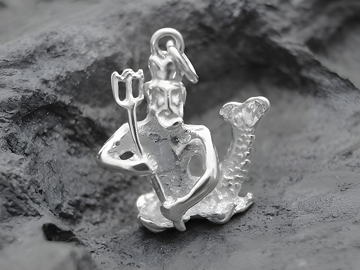Silber Anhänger Sternzeichen Wassermann vollplastisch von Juwelier Harnisch, detailliert gestaltet mit Wassermann-Motiv und einer charakteristischen Pose.
