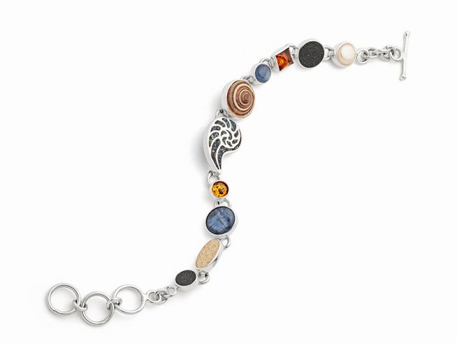 Silbernes Armband von DUR mit Elementen aus Muschel, Perle, Sand, Lavasand, Kyanit und Bernstein, kombiniert in einem harmonischen Design, Länge 19 cm.