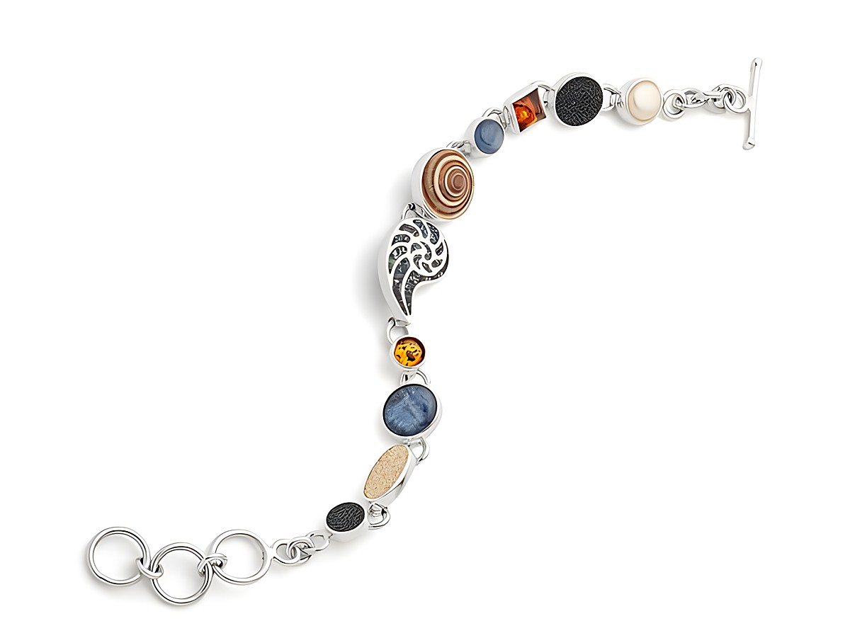Silbernes Armband von DUR mit Elementen aus Muschel, Perle, Sand, Lavasand, Kyanit und Bernstein, kombiniert in einem harmonischen Design, Länge 19 cm.