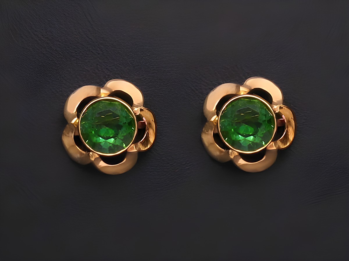Ohrringe in Blumenform mit grün facettierten Steinen, Gold Ohrstecker, Hersteller Juwelier Harnisch, weitere Steine umgeben den zentralen Stein.