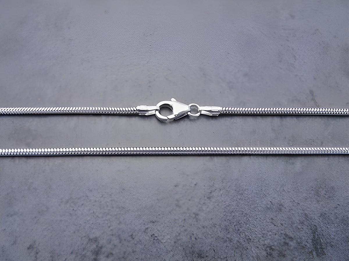 Schlangenkette - 45 cm - Weißgold 333 - 1,6 x 1,6 mm, hochwertige Verarbeitung und feines Design, ideal als Schmuckstück für besondere Anlässe, Hersteller: Juwelier Harnisch.