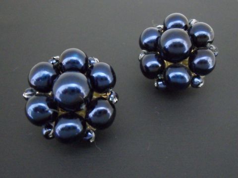 Dunkelblau blumige Ohrclips mit goldfarbenen Elementen und synthetischen Zuchtperlen, hergestellt von Juwelier Harnisch, elegantes Schmuckstück für besondere Anlässe.