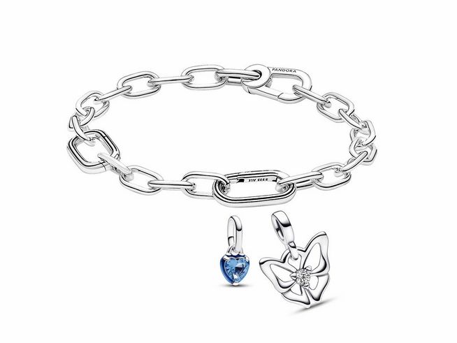 Armband aus Silber mit Gliederdesign von Pandora, ergänzt durch zwei charmanter Anhänger in Herzform und Schmetterlingsmotiv in Blau und Silber, ideal für Frühlingsgefühle.