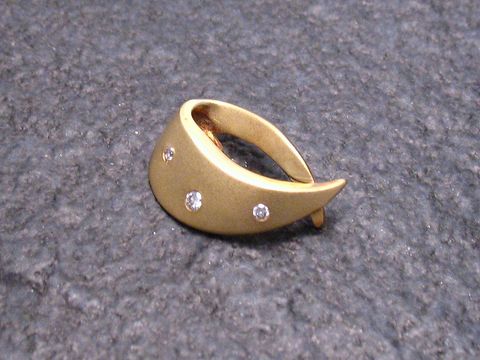 Eleganter Gold Anhänger aus 585er Gold mit drei funkelnden Diamanten, Hersteller Juwelier Harnisch, für einen glamourösen Look. Ideal für besondere Anlässe oder als Geschenk.