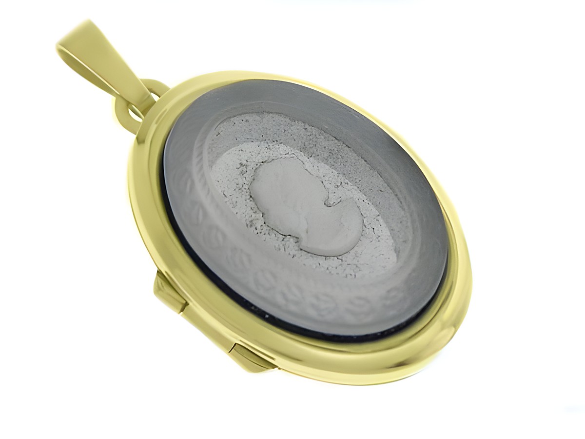 Gemme grau Medaillon mit Cabochon aus Gold 585, Hersteller Juwelier Harnisch, zeigt eine filigrane Darstellung in grauer Farbe, elegant umrahmt von einem goldenen Rand.