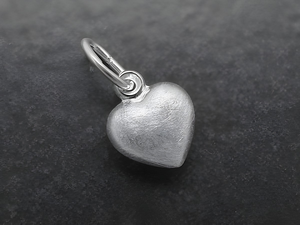 Silber Anhänger in Herzform klassisch 8 mm eismattiert und poliert vom Hersteller Juwelier Harnisch, plastisch ausgeführt, ideal für Schmuckliebhaber.