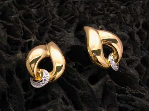Ohrringe aus Gold 585 in bicolor mit Diamant 0,02 ct W/Si, hergestellt von Juwelier Harnisch, Brillant und Diamant, stilvolles Design mit glanzvoller Oberfläche.