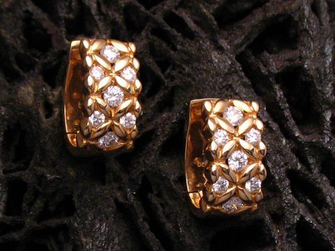 Gold 585 Creolen mit luxuriösem Design, verziert mit 14 Diamanten im Gesamtgewicht von 0,80 ct, Hersteller Juwelier Harnisch, Größe bis 25 mm.