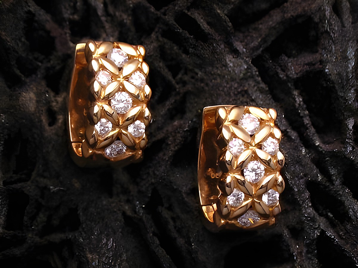 Gold 585 Creolen mit luxuriösem Design, verziert mit 14 Diamanten im Gesamtgewicht von 0,80 ct, Hersteller Juwelier Harnisch, Größe bis 25 mm.