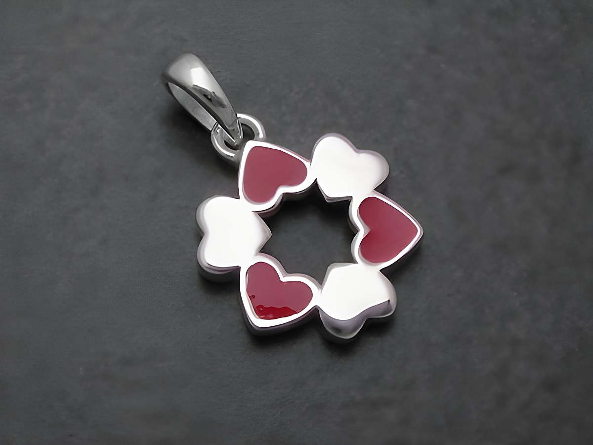 Silber Anhänger in Herzform mit rotem Lack, Hersteller Juwelier Harnisch, attraktiv gestaltet mit mehreren Herzen, ideal als Schmuckstück oder Geschenk.