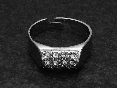 Silberring mit verstellbarer Größe, besetzt mit funkelnden Zirkonia-Steinen, rhodiniert für zusätzlichen Glanz, elegant und modern, hergestellt von Juwelier Harnisch.