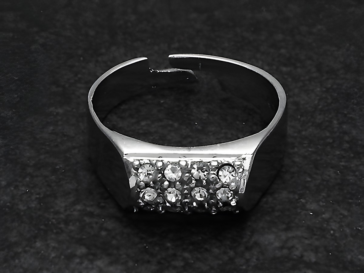 Silberring mit verstellbarer Größe, besetzt mit funkelnden Zirkonia-Steinen, rhodiniert für zusätzlichen Glanz, elegant und modern, hergestellt von Juwelier Harnisch.