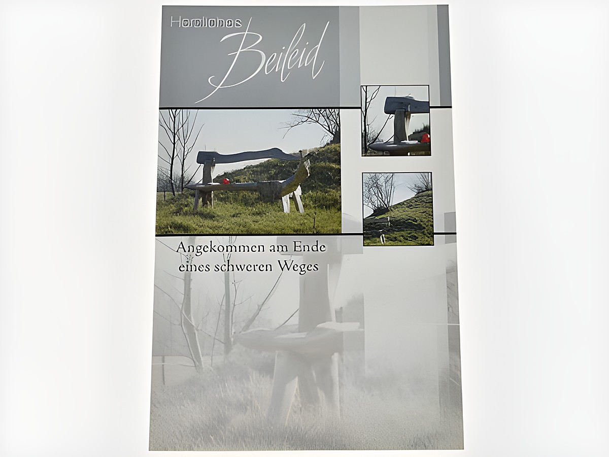 Trauerkarte mit der Aufschrift "Herzliches Beileid", umgeben von Bildern einer Bank in der Natur, erstellt von Juwelier Harnisch, Darstellung der Trauer und des Gedenkens.