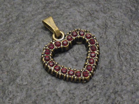 61071-0 Roter Strass Anhänger im sexy City Look in Herzform, hergestellt von Juwelier Harnisch, verziert mit funkelnden Herzen aus Strass. Ein elegantes Schmuckstück für besondere Anlässe.