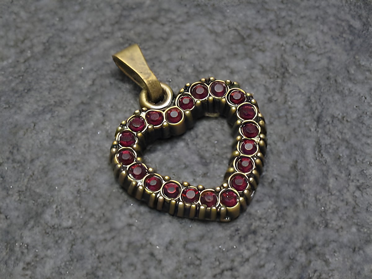 Roter Strass Anhänger im sexy City Look in Herzform, hergestellt von Juwelier Harnisch, verziert mit funkelnden Herzen aus Strass. Ein elegantes Schmuckstück für besondere Anlässe.