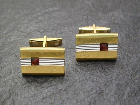 Bicolor Manschettenknöpfe in goldfarbe mit rotem Strass von Juwelier Harnisch, elegant und modern, ideal für besondere Anlässe oder als stilechtes Accessoire.