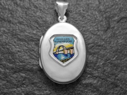 600010701-0 Silber Medaillon mit der Darstellung der Fehmarn Sundbrücke in Deutschland, umgeben von einem Wappen. Hersteller ist Juwelier Harnisch, ideal für Liebhaber norddeutscher Sehenswürdigkeiten.