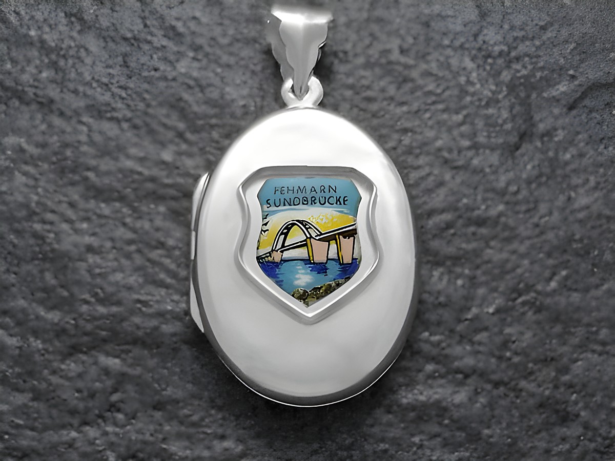 Silber Medaillon mit der Darstellung der Fehmarn Sundbrücke in Deutschland, umgeben von einem Wappen. Hersteller ist Juwelier Harnisch, ideal für Liebhaber norddeutscher Sehenswürdigkeiten.