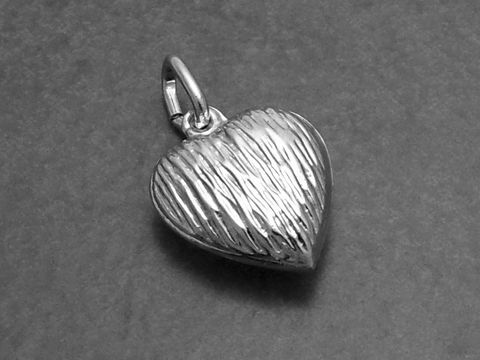 Kleiner süßer Silberanhänger in Herzform mit plastischem Muster, hergestellt von Juwelier Harnisch, ideal für persönlichen Schmuck oder als Geschenk.