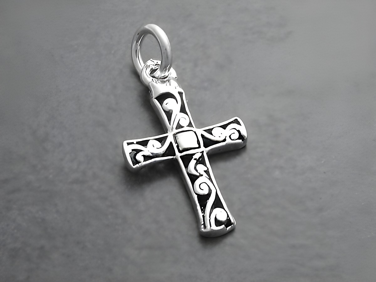 Kreuz mit Ornamenten aus Sterling Silber, Hersteller Juwelier Harnisch, kunstvolles Muster verziert den Anhänger, ideal für persönliche oder religiöse Ausdrucksformen.