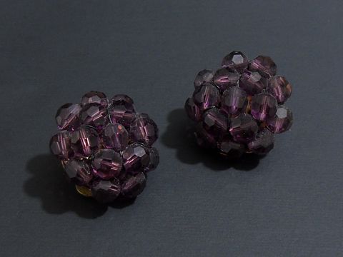 Strass Ohrclips blumig in lila und goldfarben von Juwelier Harnisch, bezauberndes Design mit funkelnden Beeren aus lila Strasssteinen, elegant und schick für jeden Anlass.