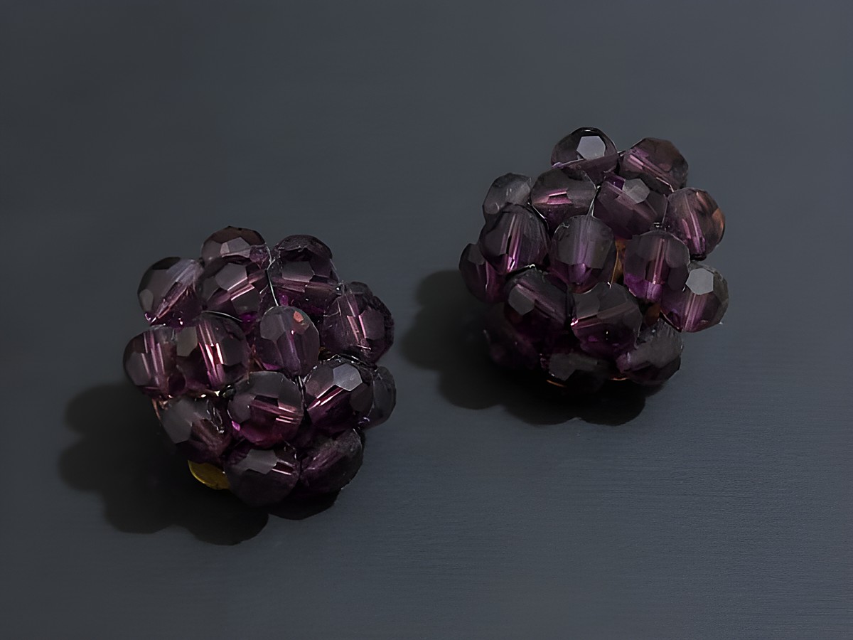 Strass Ohrclips blumig in lila und goldfarben von Juwelier Harnisch, bezauberndes Design mit funkelnden Beeren aus lila Strasssteinen, elegant und schick für jeden Anlass.